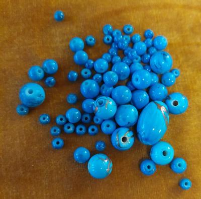 Lot de quatre vingt une perles vintage imitation turquoise