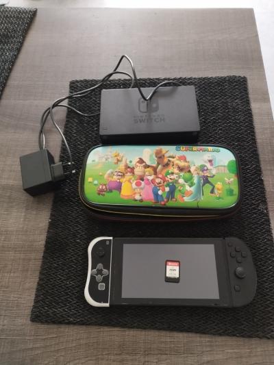 Nintendo Switch Pack Console Dock Chargeur Housse EA Sports FC 24 Bon �tat