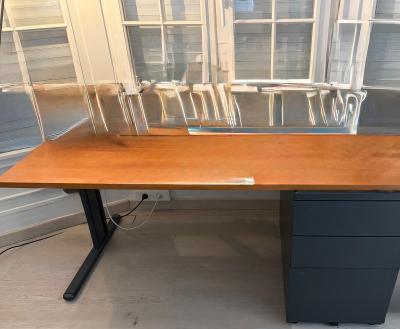 bureau avec trois tiroirs pas de cl�