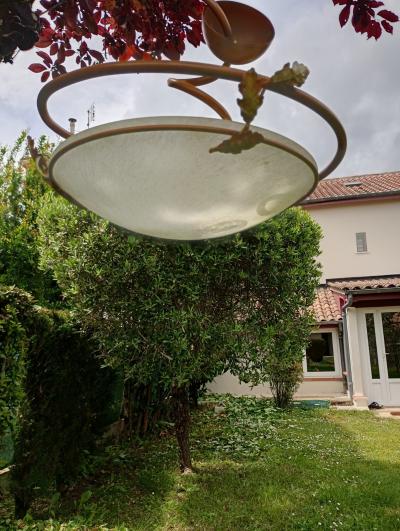 Luminaire marron en m�tal avec feuillages en bon �tat