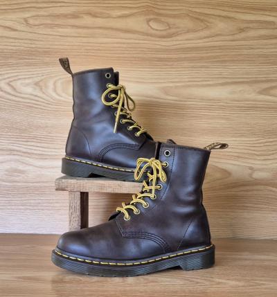 Dr Martens taille 36 en cuir marron lacets jaune bicolore 8 trous.