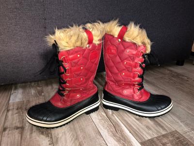 Jolies bottes de neige doubl�es fourrure rouge SOREL taille 38 1-2 excellent �tat