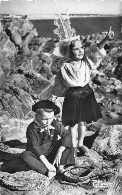85 LES SABLES D OLONNE ENFANTS EN COSTUME TRADITIONNEL