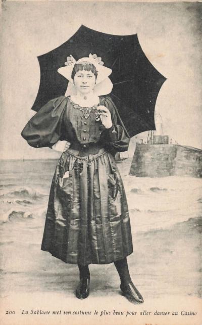 85 LES SABLES D OLONNE LA SABLAISE MET SON COSTUME LE PLUS BEAU POUR ALLER
