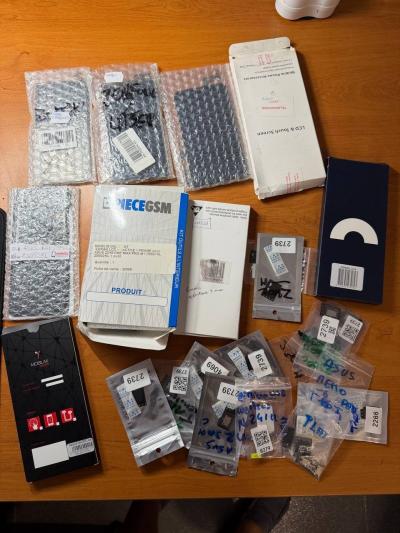 Lot de  35 pi�ces neuves dont 9 lcd pour r�paration smartphones ASUS