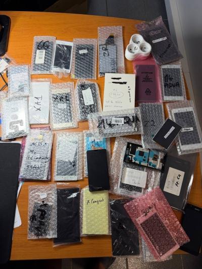 Lot de  150 pi�ces neuves dont 33 lcd pour r�paration smartphones SONY
