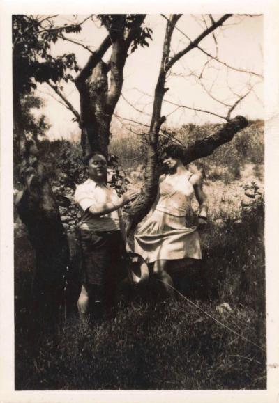 ANCIENNE PHOTOGRAPHIE 1937 A SARRAGUIER COUPLE DANS LES BOIS JOLIE JEUNE FEMME