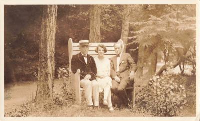 ANCIENNE PHOTOGRAPHIE ANCIENNE UNE FEMME ET DEUX HOMMES SUR UN BANC