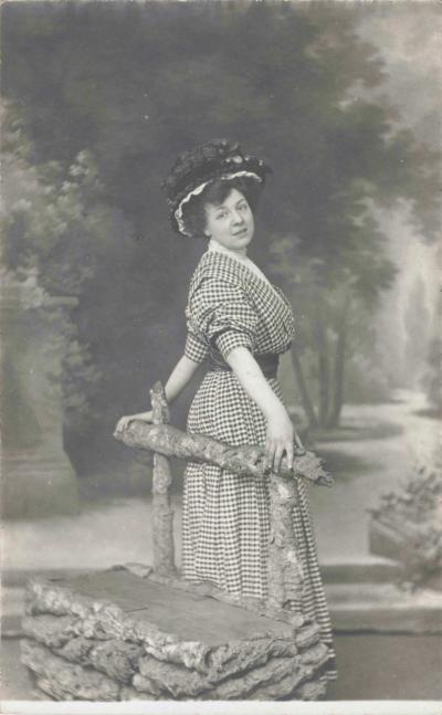CPA PHOTOGRAPHIE 1908 PHOTO DE FEMME CHIC JOLIE ROBE A CARREAUX