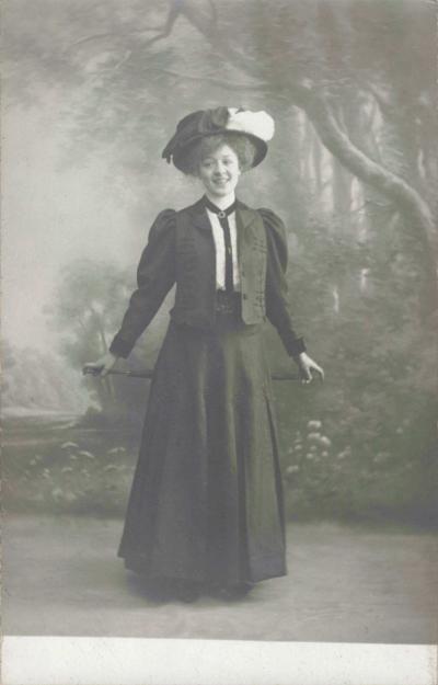 ANCIENNE CPA PHOTOGRAPHIE JOLIE JEUNE FEMME ELEGANTE CHAPEAU ET BELLE TENUE