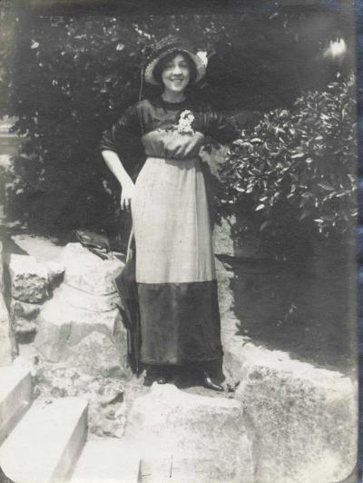 ANCIENNE PHOTOGRAPHIE CIRCA 1920 JEUNE FEMME DANS LE JARDIN