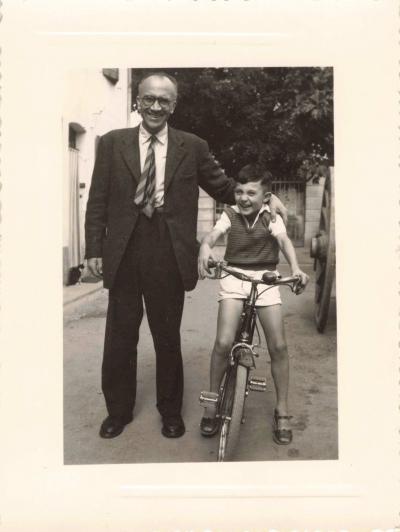 ANCIENNE PHOTOGRAPHIE 1957 JEUNE  GARCON AVEC SON V�LO