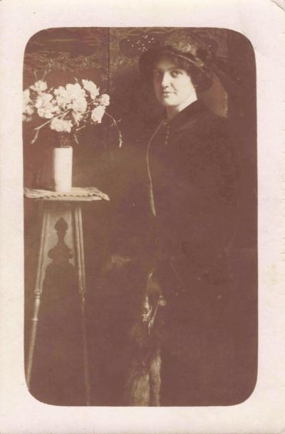 ANCIENNE PHOTOGRAPHIE 1919 JEUNE FEMME PREND LA POSE