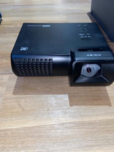 projecteur Sanyo avec enceinte