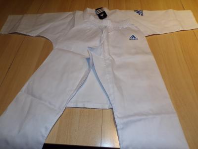 Ensemble kimono ADIDAS taille 120 ( en bas )  130 ( en haut )