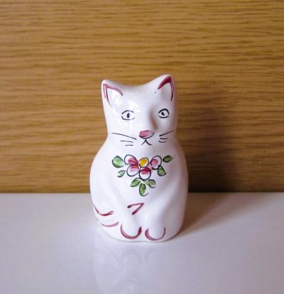 petite figurine chat d�cor main motif floral   sign�