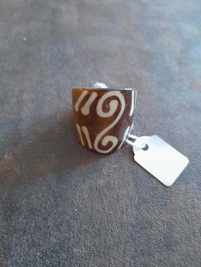 Bague Fantaisie style ethnique   Bague en Bois Marron Vernis � Motifs