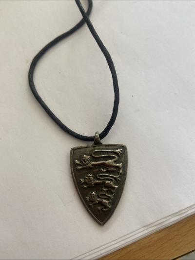 Collier Richard C ur De Lion M�tal Et Corde