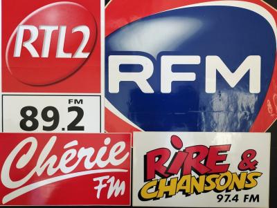 Lot de 4 grands autocollants radio RFM, RTL2, Ch�rie FM, Rire et Chansons