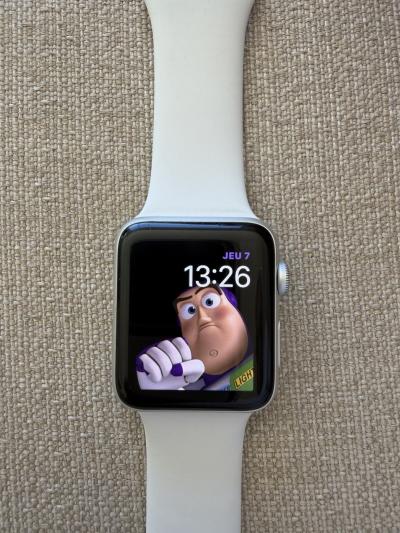 Apple Watch Series 3 GPS 42 mm Aluminium Argent   Capacit� Batterie 89 %