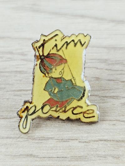 pin's pins pin's personnage enfant sur balan�oire avec texte vintage