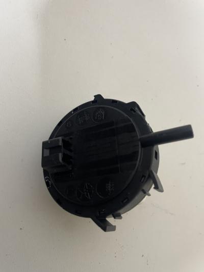 WHIRLPOOL Pressostat pour lave linge top zen tdlrbx6252bsfr