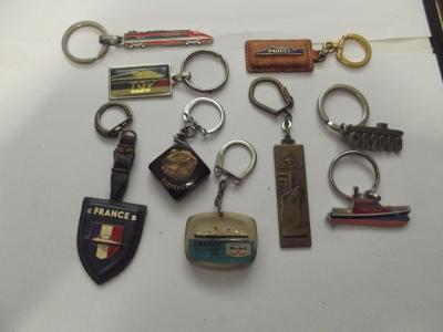 BON LOT DE 7 PORTE CLEFS BATEAU   2 TGV  A VOIR