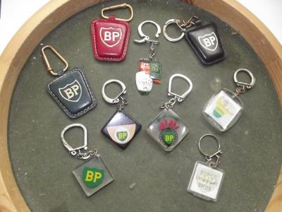 BON LOT DE 9 PORTE CLEFS   ESSENCE  BP UN ULTRA RARE
