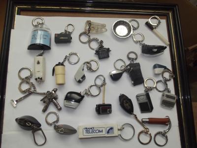 SUPER LOT DE 23 PORTE CLEFS  RARE PETIT SUJETS A VOIR