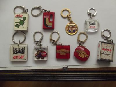 TRES BON LOT DE 9 PORTE CLEFS DIFFERENTS  ESSENCE  ANTAR