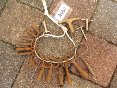 Lot a490 de 18 cl� cl�s clefs clef anciennes porte coffre pendule