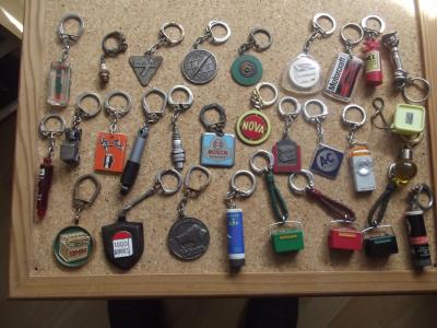 TRES BON LOT DE 27 PORTE CLEFS  SERVICE AUTOMOBILE A VOIR
