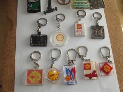 TRES BON LOT DE 14 PORTE CLEFS SUR   L ESSENCE   SHELL