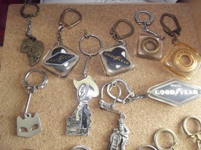 TRES BON LOT DE 18 PORTE CLEFS SUR LES BATTERIES PNEUS BOUGIES ETC