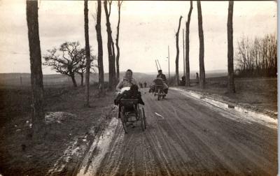 MILITARIA 14-18   CARTE PHOTO   civils sur une route de meuse