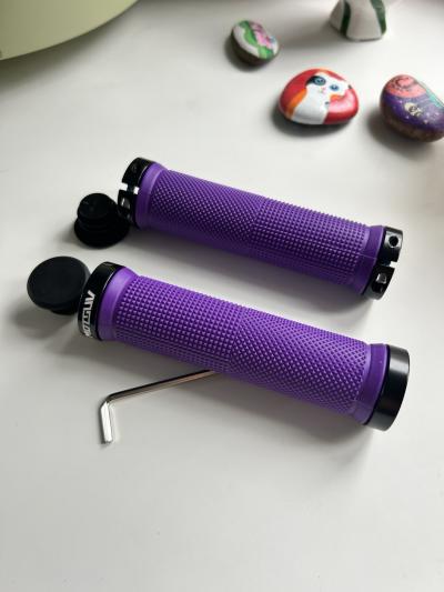 Poign�es de v�lo - trottinette violettes avec embouts