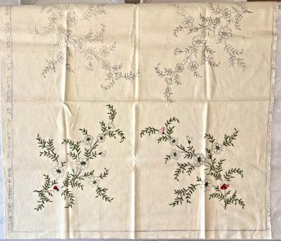Nappe carr�e de 1 m et 8 napperons assortis � finir de broder