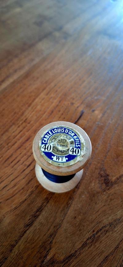 bobine en bois ancienne de fil bleu marine - noir, fil c�bl� Louis d Or 6 fils,