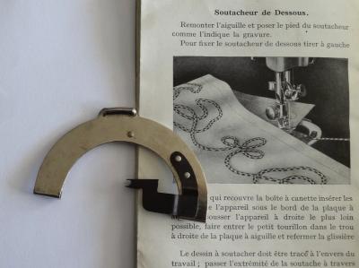 Plaque Soutacheur de Dessous Machine � coudre Singer 15K