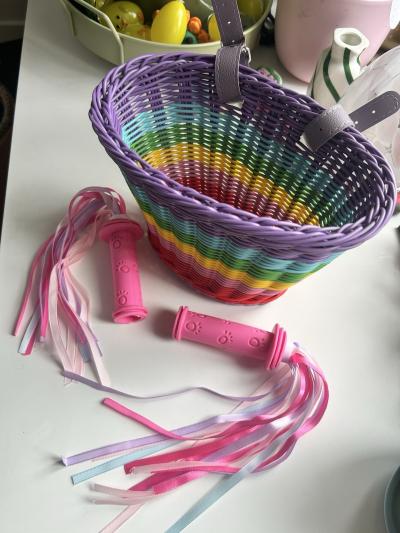 Lot accessoires v�lo enfant panier et poign�e rose   neufs