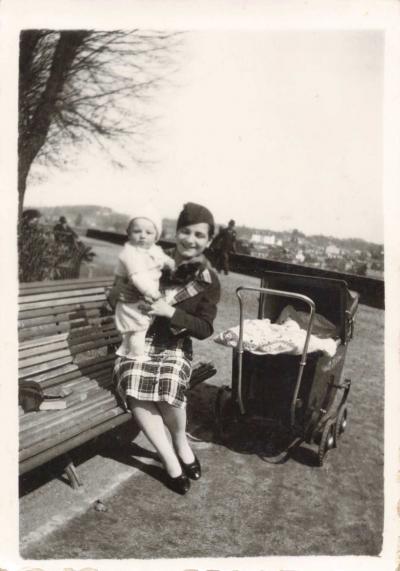 ANCIENNE PHOTOGRAPHIE 1934 JEUNE FEMME ET SON B�B� PROMENADE EN POUSSETTE