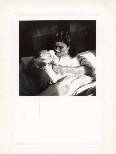 ANCIENNE PHOTOGRAPHIE MAMAN ET B�B� AU LIT