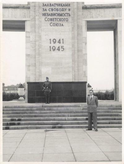 ANCIENNE PHOTOGRAPHIE A BERLIN MEMORIAL SOVIETIQUE WW2