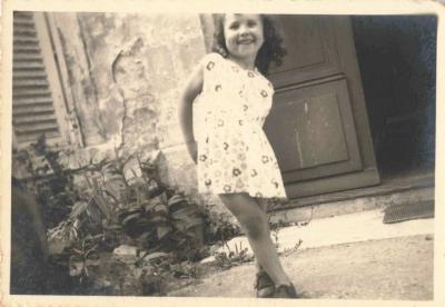 ANCIENNE PHOTOGRAPHIE 1945 FILLETTE PREND LA POSE