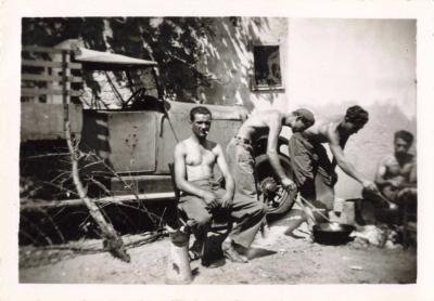 ANCIENNE PHOTOGRAPHIE GROUPE JEUNES HOMES OUVRIERS POUR LE REPAS