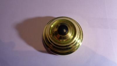 SONNETTE RONDE BRONZE   BT POUSSOIR NOIR   AVEC PLATINE FIXATION BRONZE   N� S04