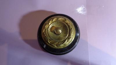 SONNETTE RONDE MARBRE NOIR VEINE BLANC A  GORGE    BT BRONZE    N� S37