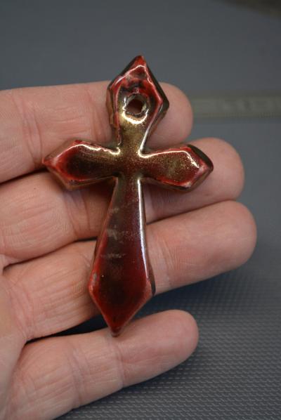 BIJOU VINTAGE   PENDENTIF EN FAIENCE EN FORME DE CROIX EMAILLE ROUGE #40
