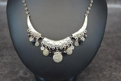 BIJOU CREATEUR   COLLIER AXELLE CREATION AVEC BRELOQUES VINTAGE #47