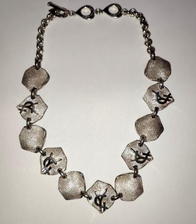 Collier  Sautoir Yves Saint Laurent  M�tal de couleur Argent� YSL Haute Couture